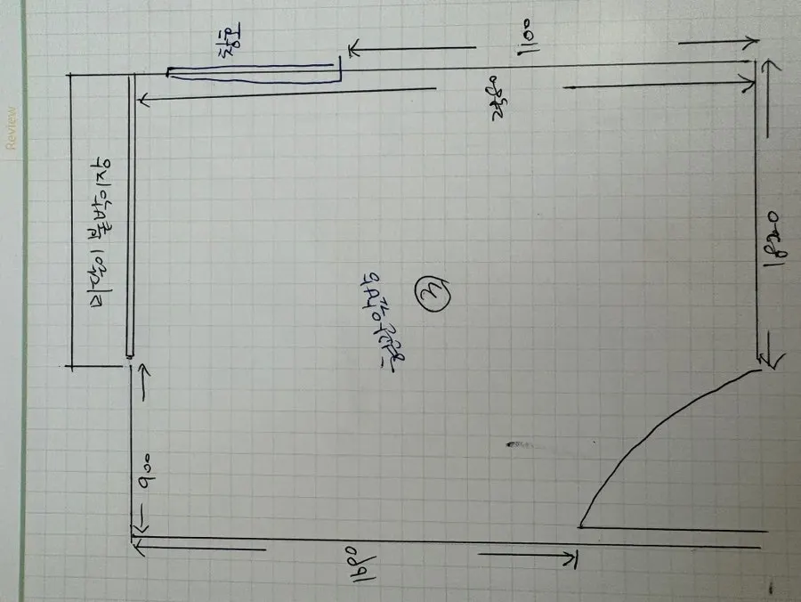 이사 전 새집 구조를 재고 손으로 그린 배치도