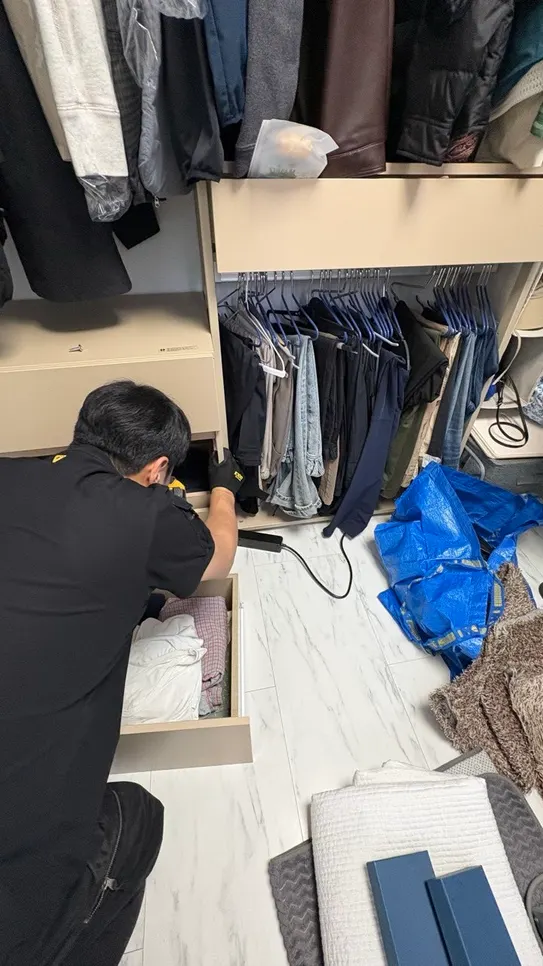 공간토마토 팀이 현장에서 옷장과 짐을 정리하는 모습