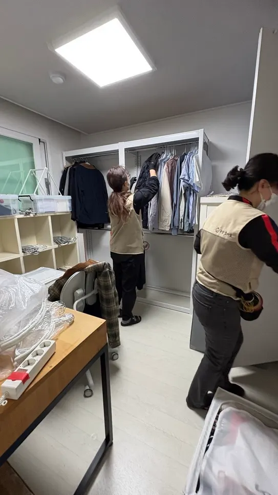 공간토마토 팀이 현장에서 옷장과 짐을 정리하는 모습